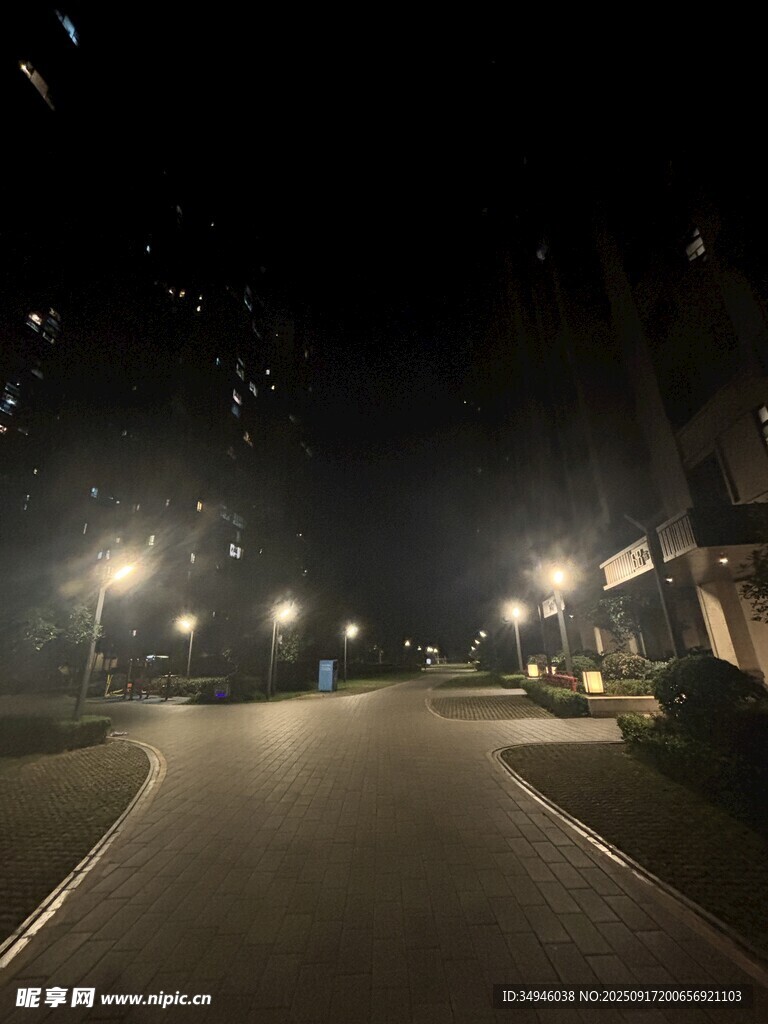 夜晚街道的靜謐燈光