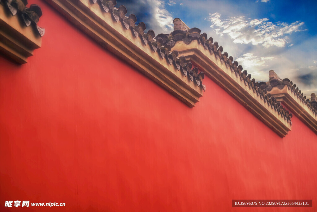 紅墻藍天古建筑一角