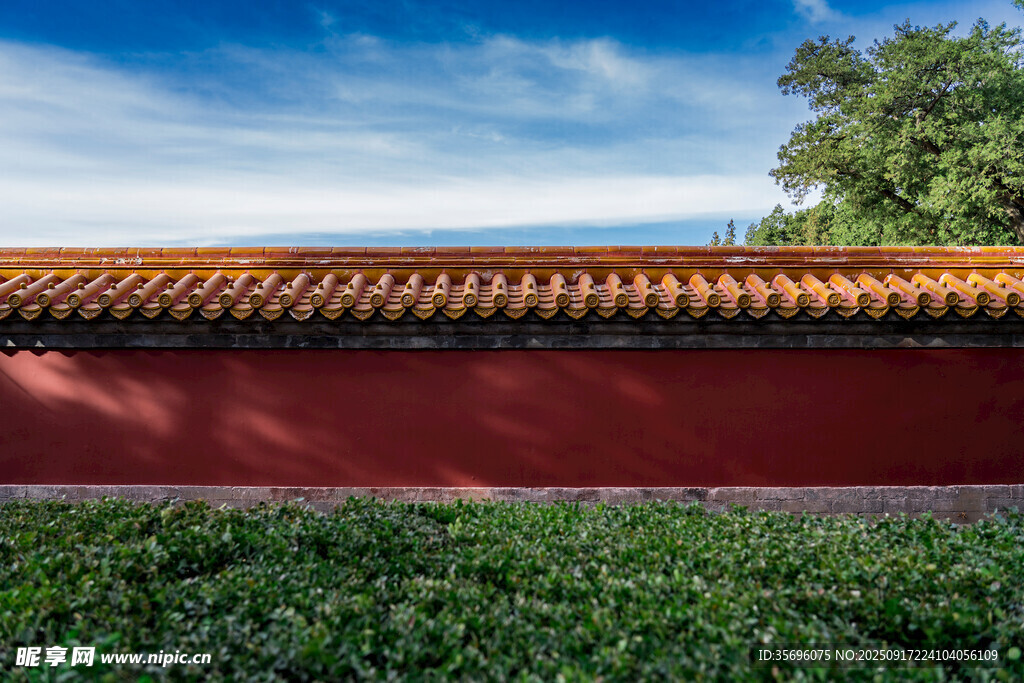 紅墻綠樹(shù)間的中式景致