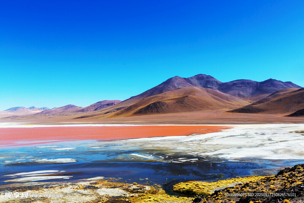 壯麗高原湖景與遠(yuǎn)山