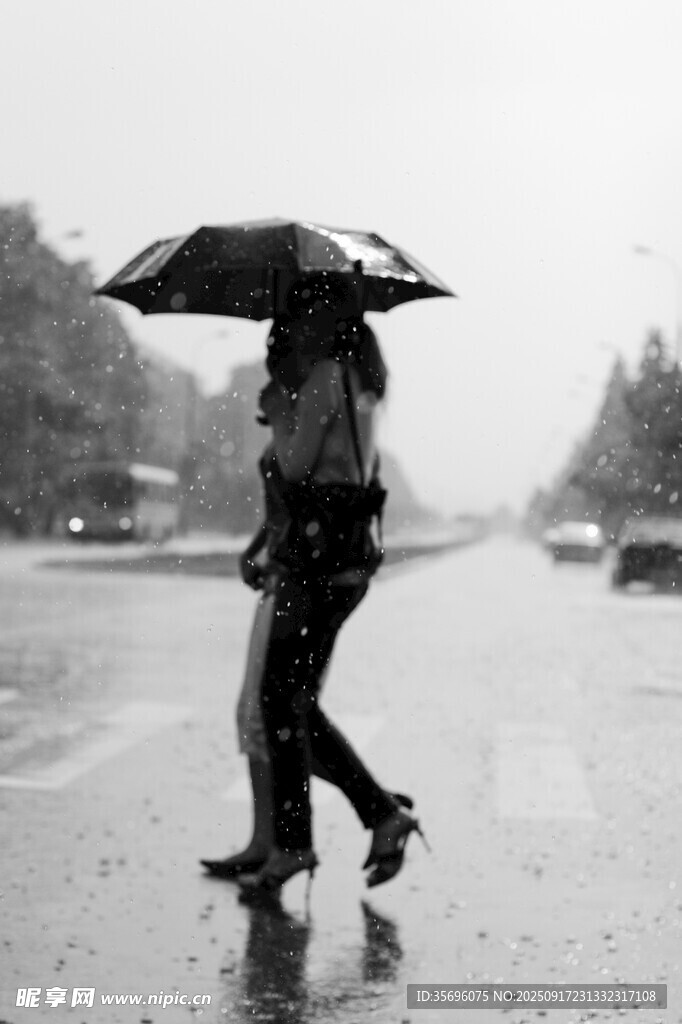 雨中漫步情侶