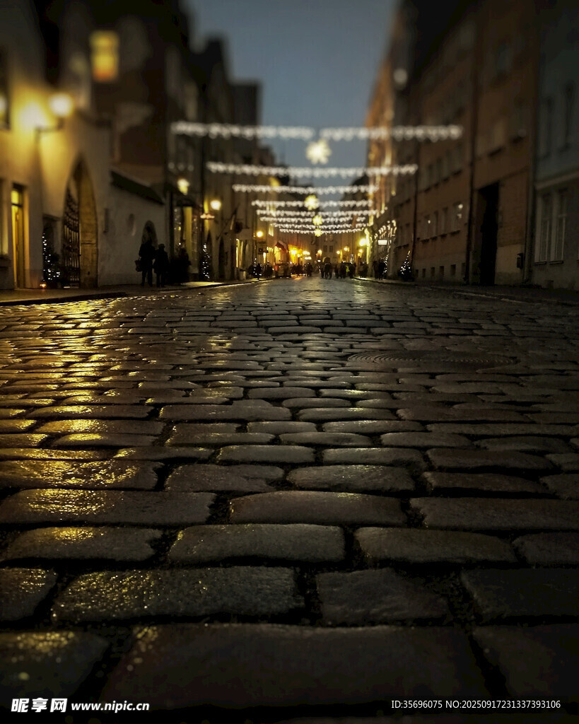 夜晚的鵝卵石街道美景
