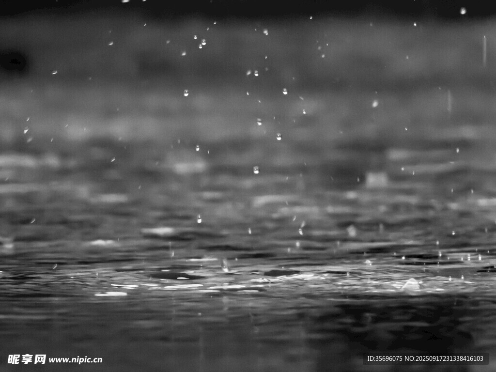 雨滴落入水面的瞬間