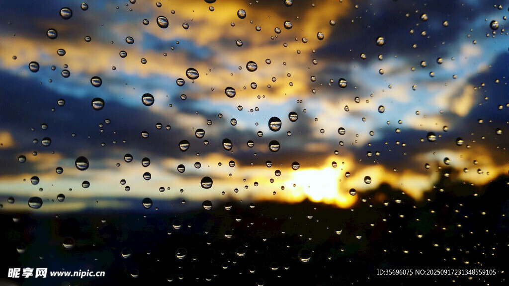 車窗雨滴中的絢爛日落