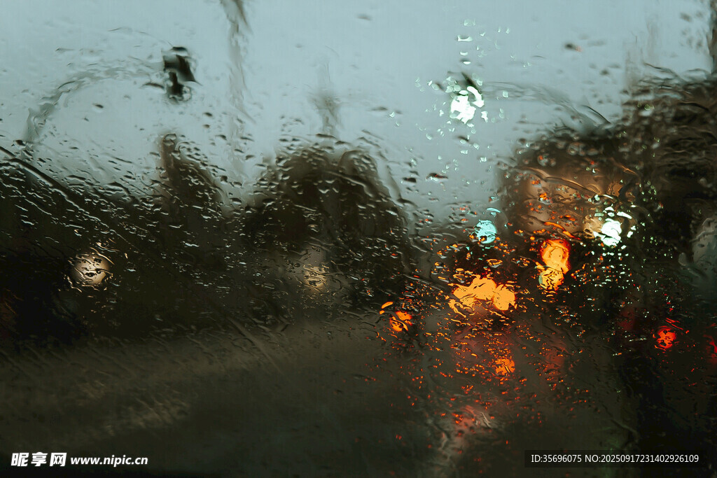 雨中車窗視角的城市街景