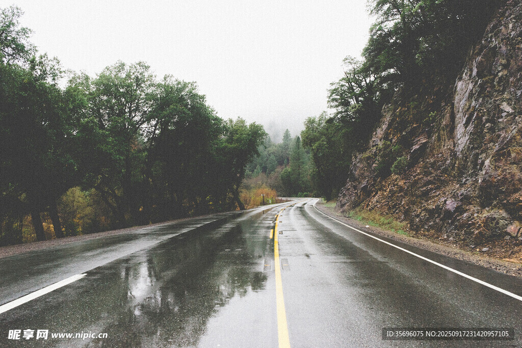 雨后濕滑山間公路景象