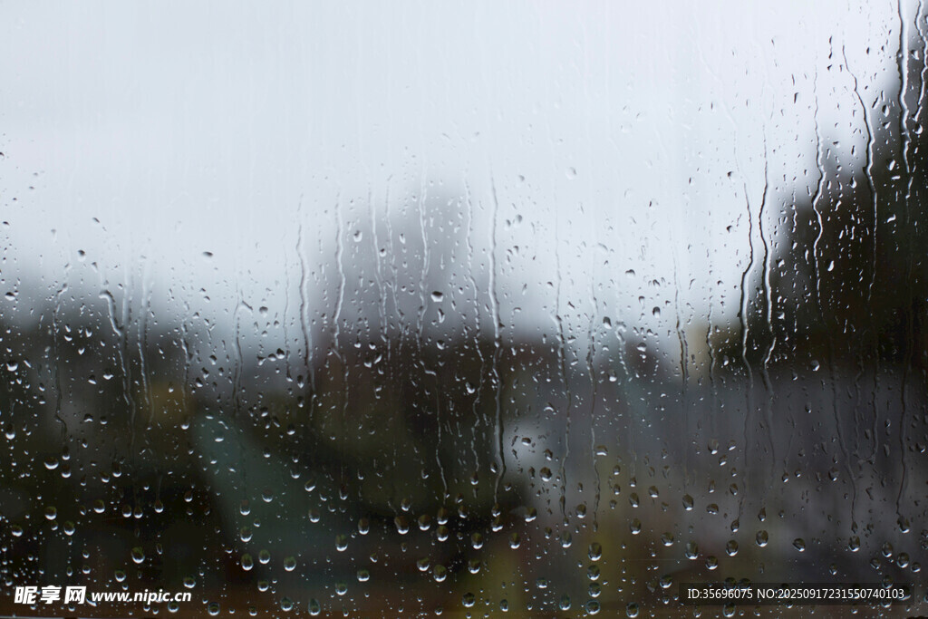 雨中車(chē)窗模糊景象