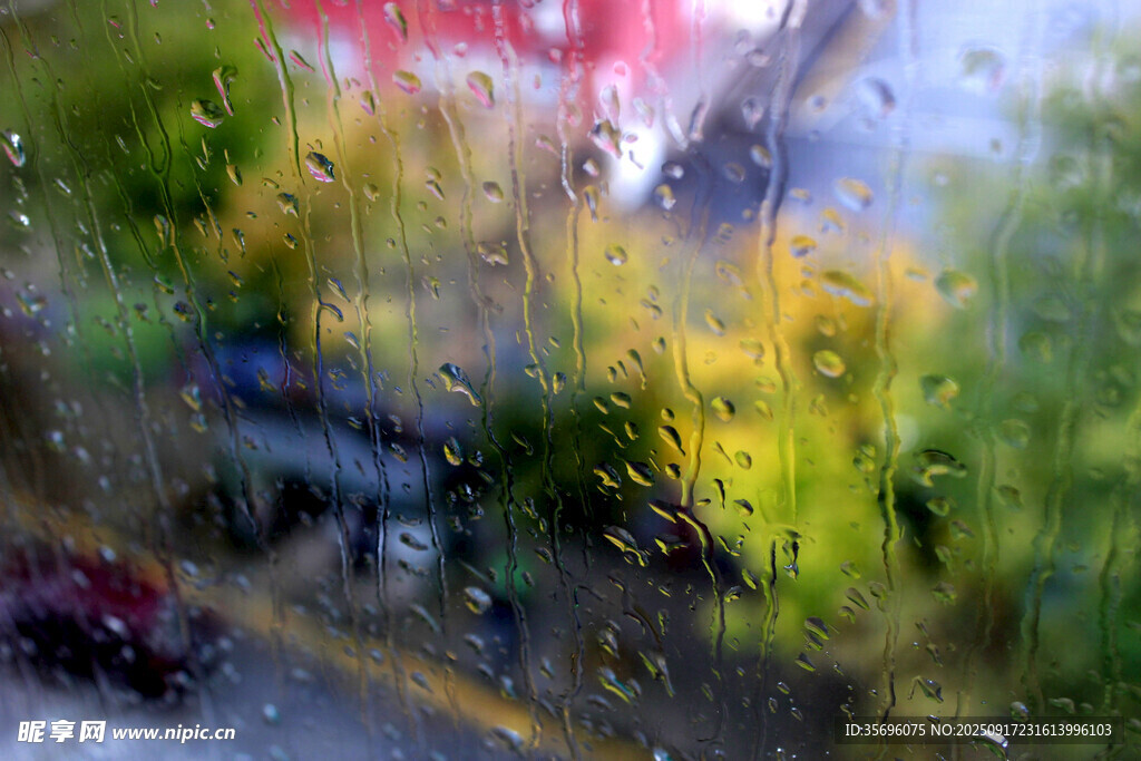 雨中窗外朦朧的多彩景致