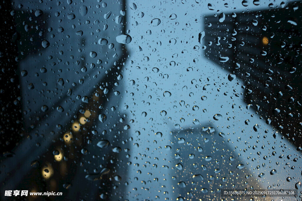 雨夜車窗上的晶瑩雨滴