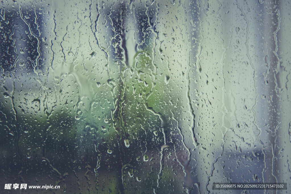 雨中模糊的窗外景色