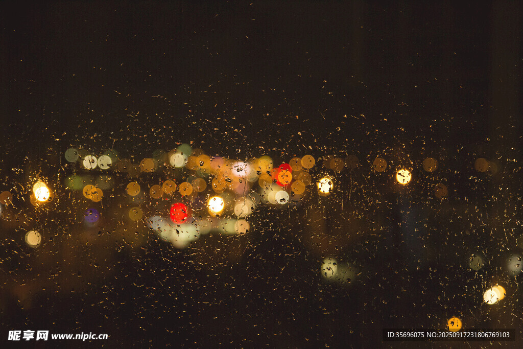雨夜窗外城市燈光朦朧