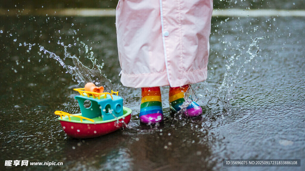 兒童雨中踩水玩彩色小船