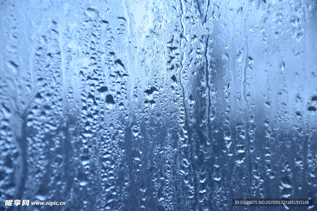 玻璃上的晶瑩雨滴