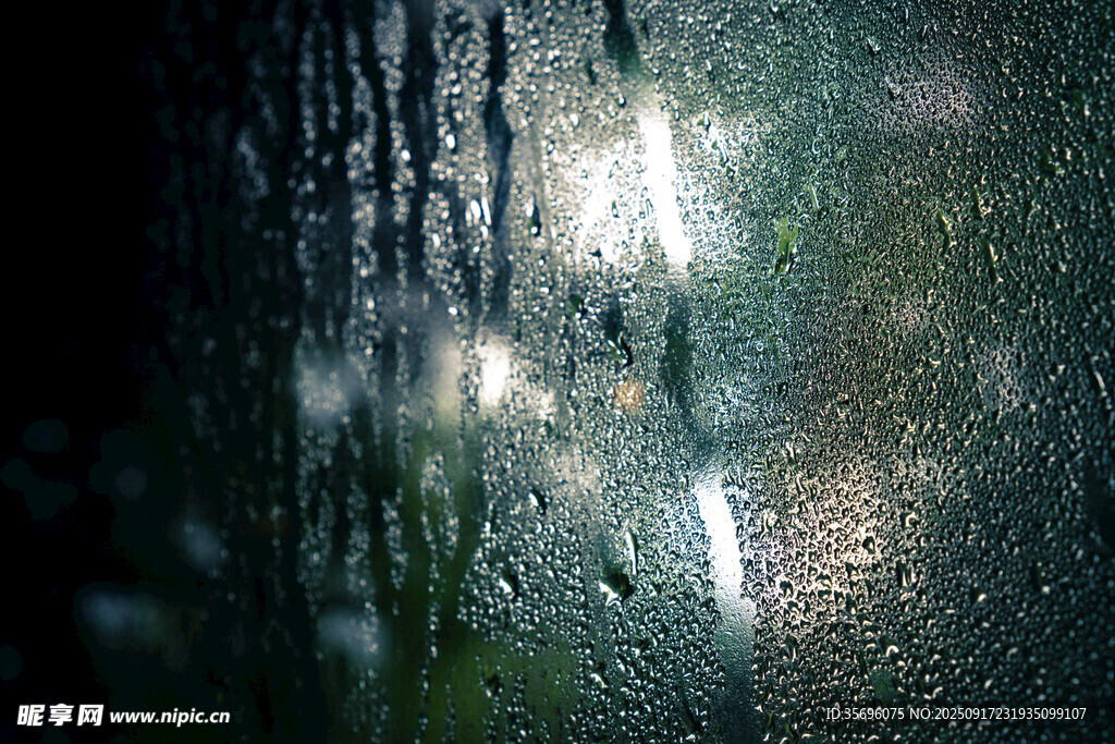 雨中朦朧窗景