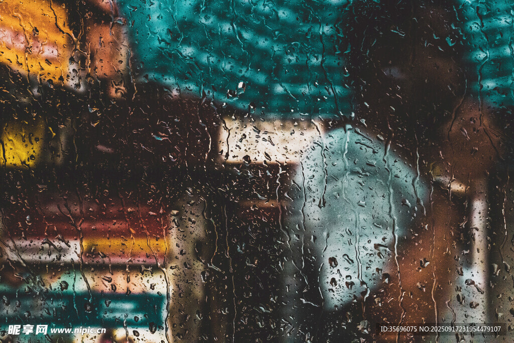 雨中模糊的城市街景