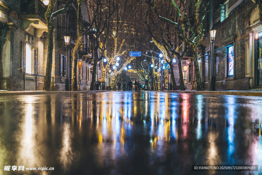 雨夜城市街道的絢麗倒影