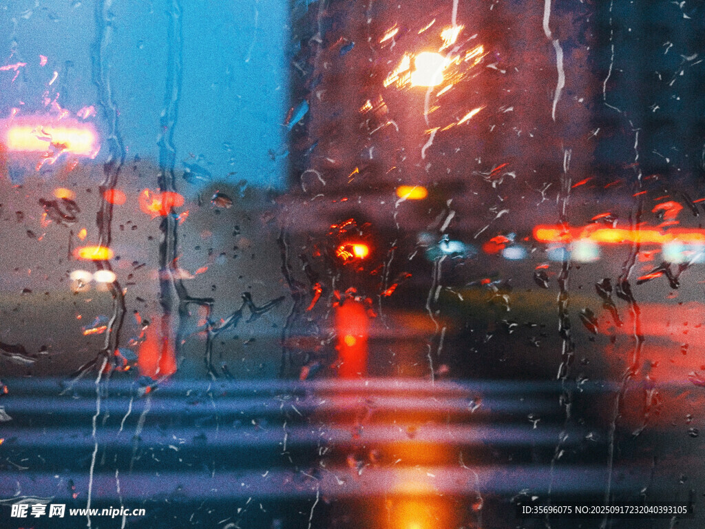 雨夜車窗下的城市光影