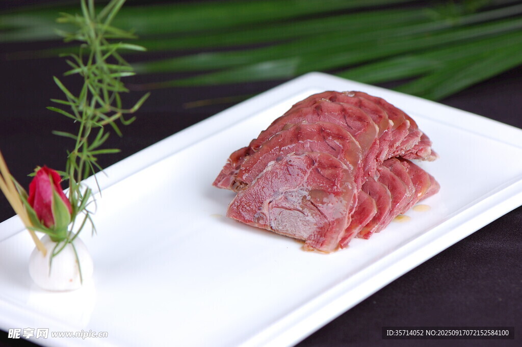 精致擺盤的美味肉片