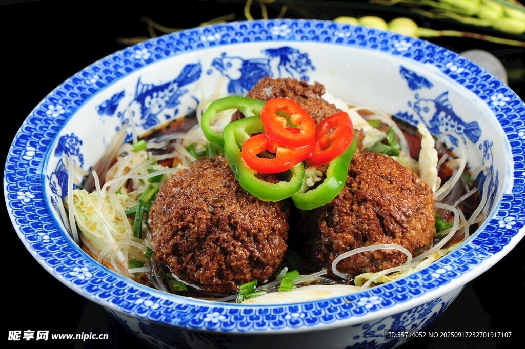 藍(lán)白瓷碗中的肉丸