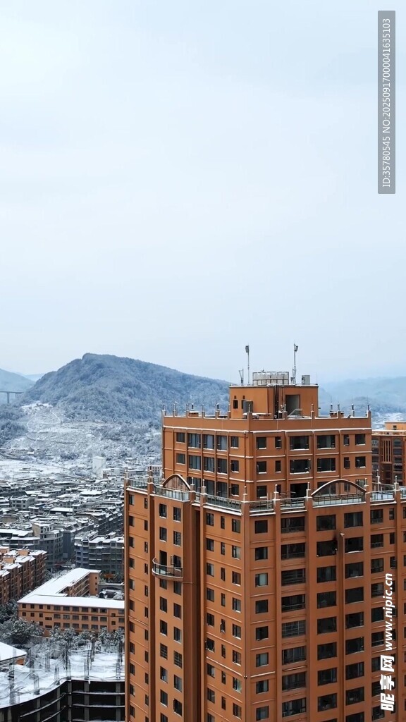 城市高樓與遠山雪景