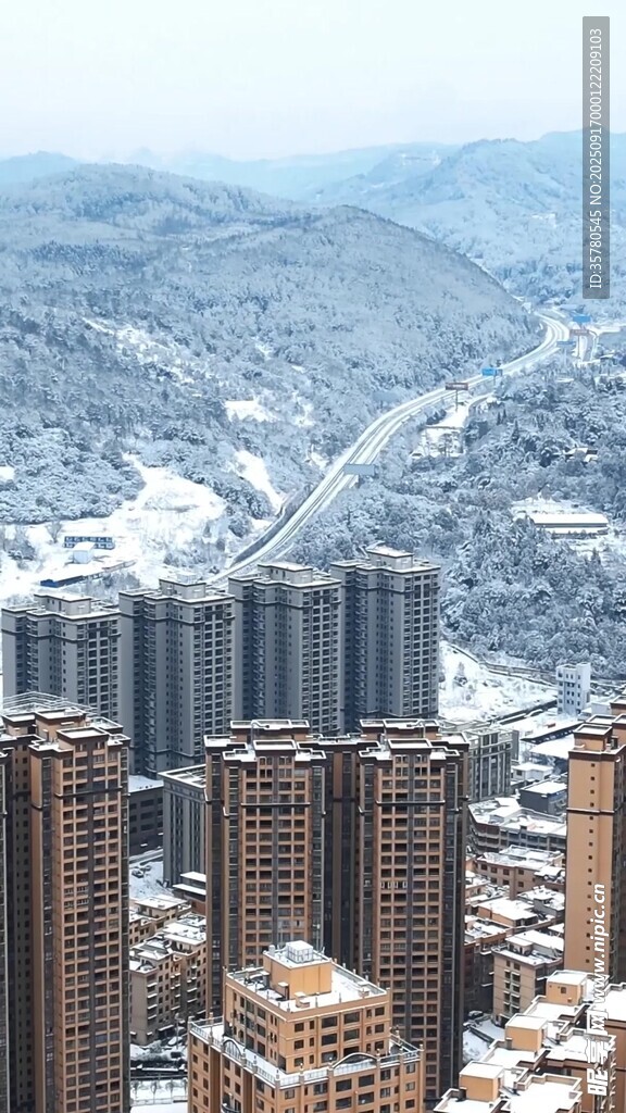 雪覆山城高樓景觀