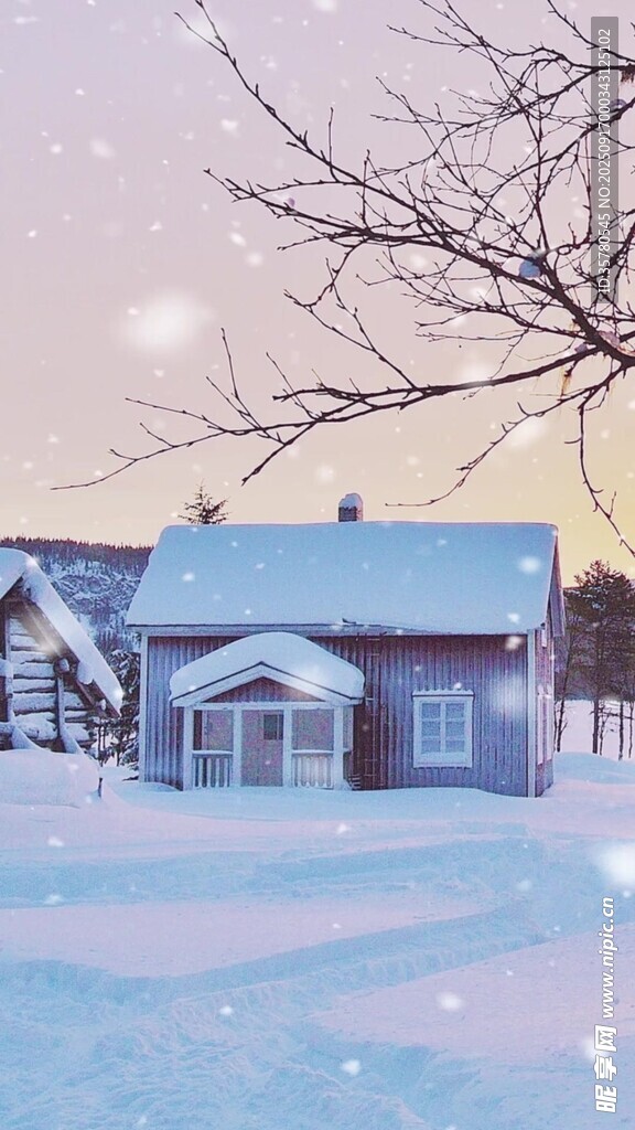 冬日雪景中的溫馨小屋