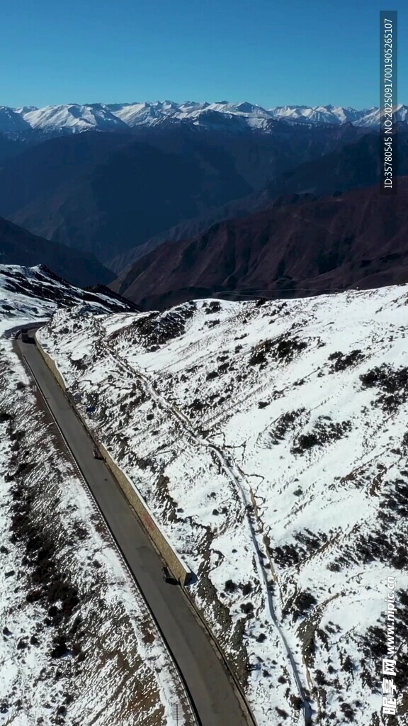 雪山間蜿蜒公路