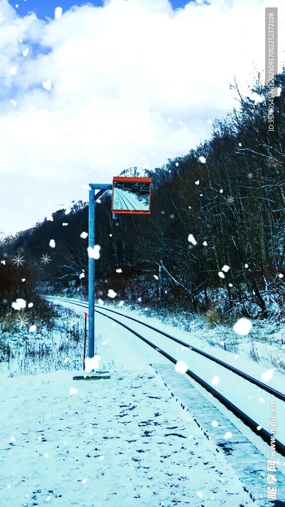 雪覆鐵軌旁的信號燈