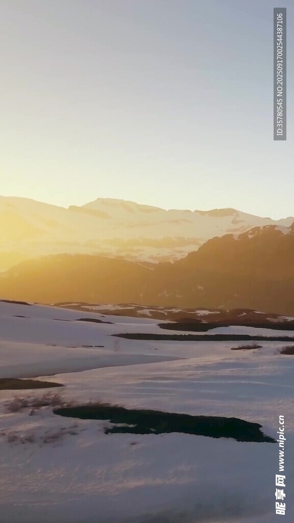 雪野晨光中的壯麗山景