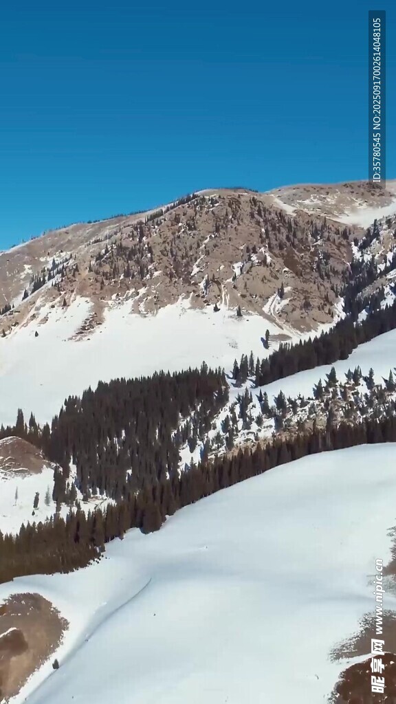 雪山風(fēng)景冬日壯麗景觀