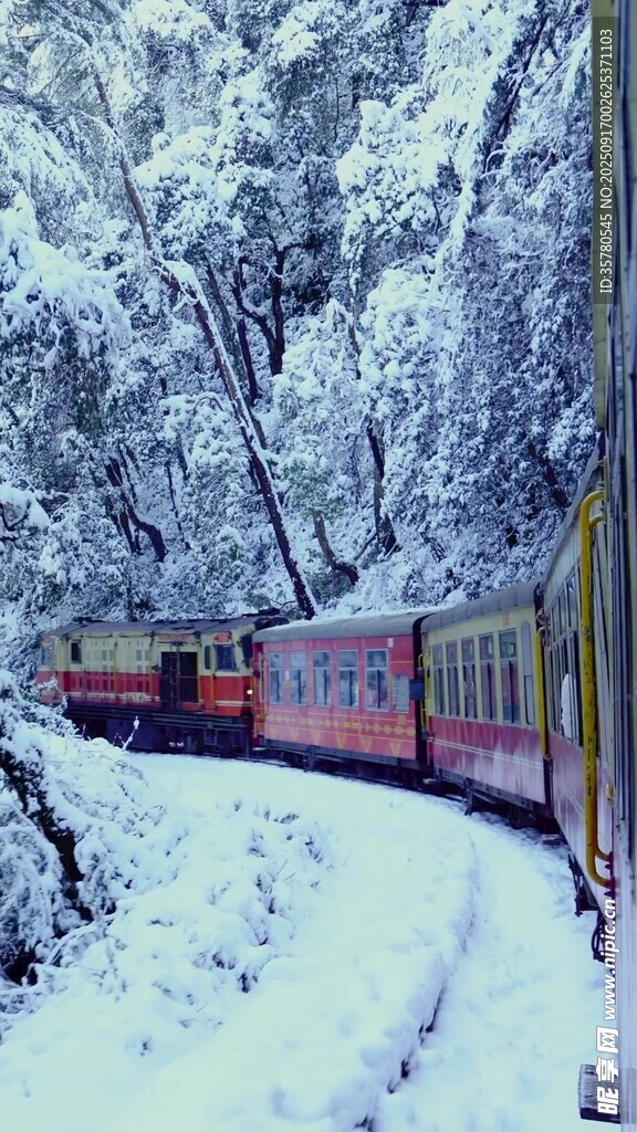 雪中山間行駛的復古列車