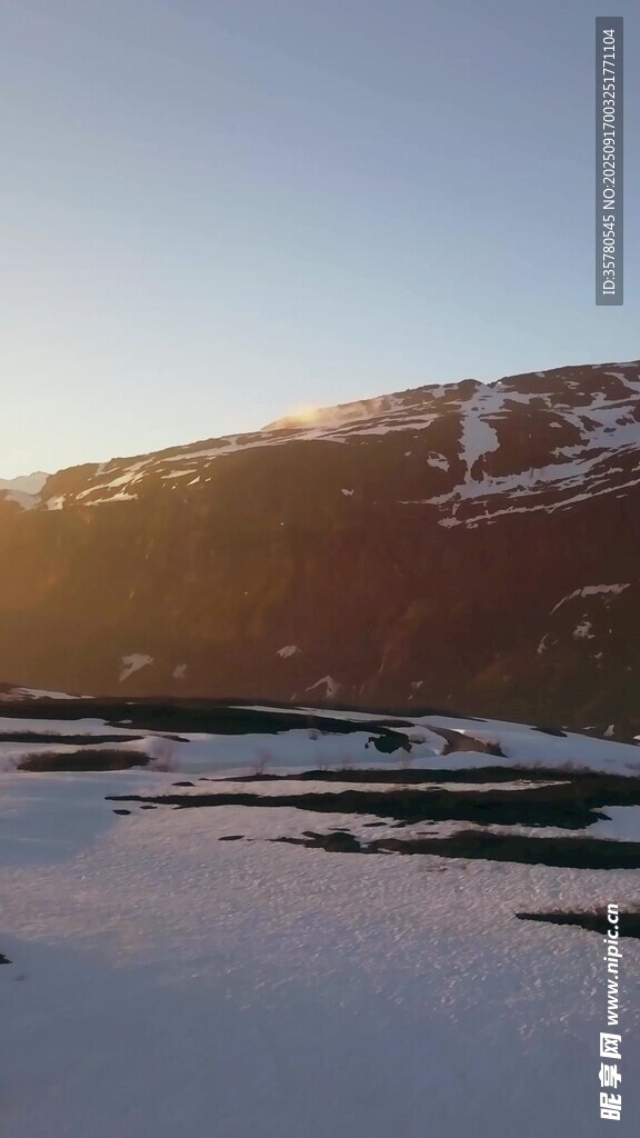 雪覆山巒的黃昏美景