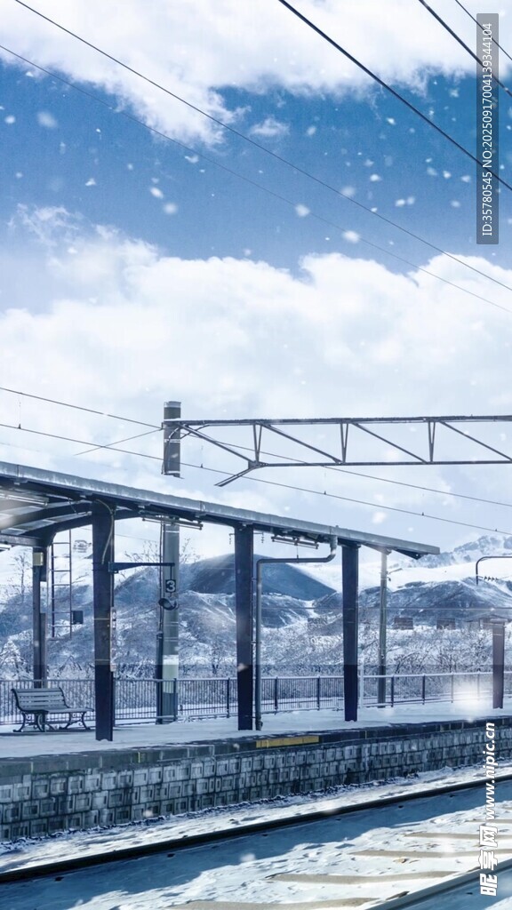 冬日鐵軌旁的壯麗雪山景觀