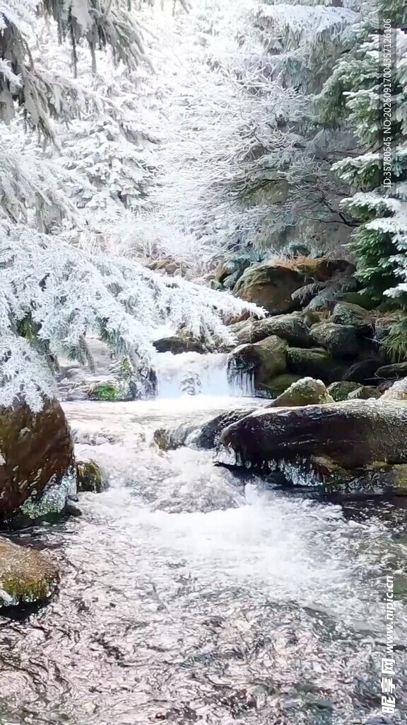 冬日溪流雪景圖