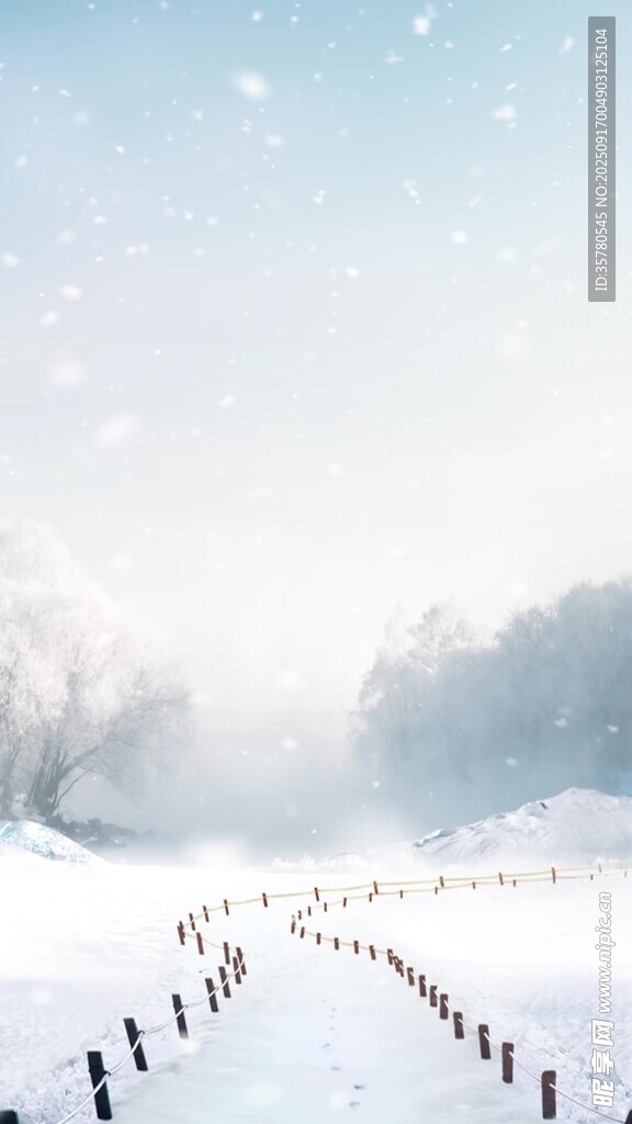 冬日雪景中的蜿蜒圍欄小道