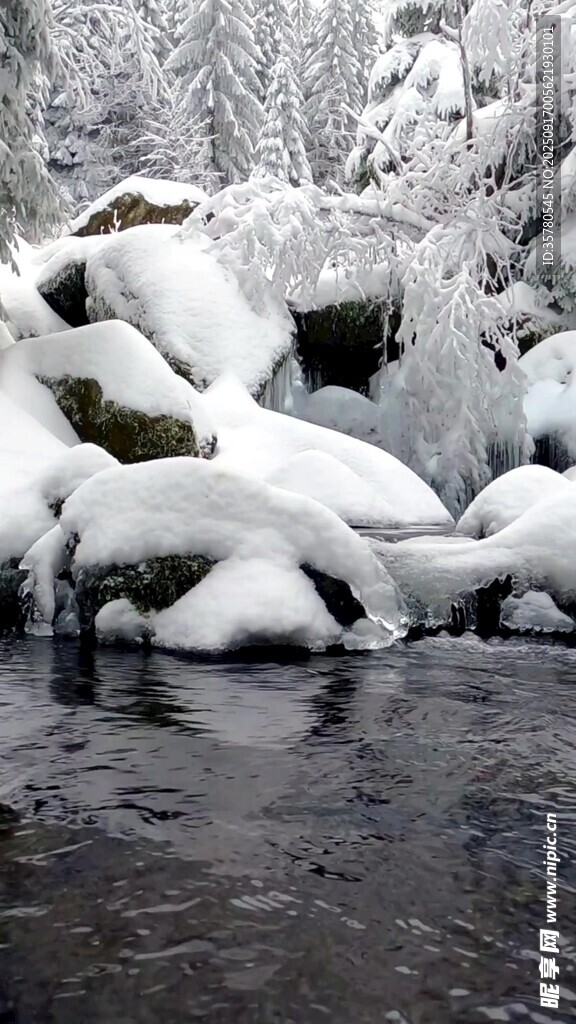 雪覆溪邊石寒水映冬景