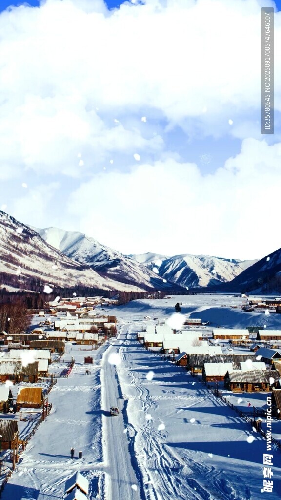 冬日雪景中的城鎮(zhèn)與山脈