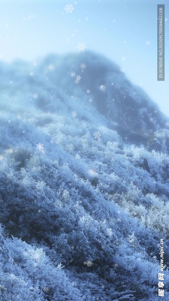 雪覆山巒美景
