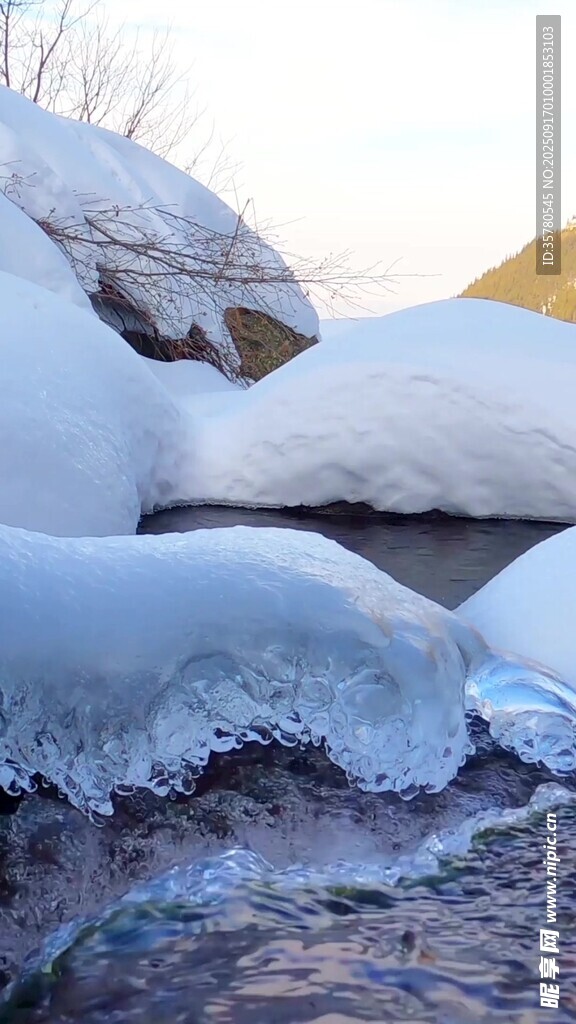 冬日覆雪巖石景觀