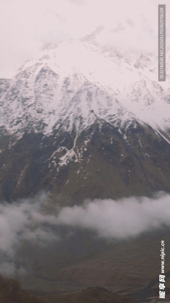 雪山云海壯麗景觀