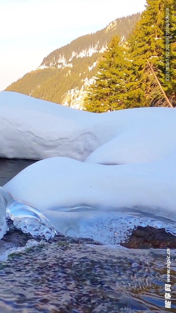 山間融雪溪流景觀