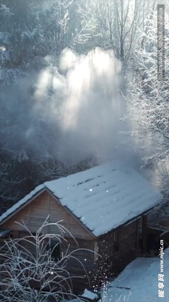 雪后小屋裊裊炊煙升起