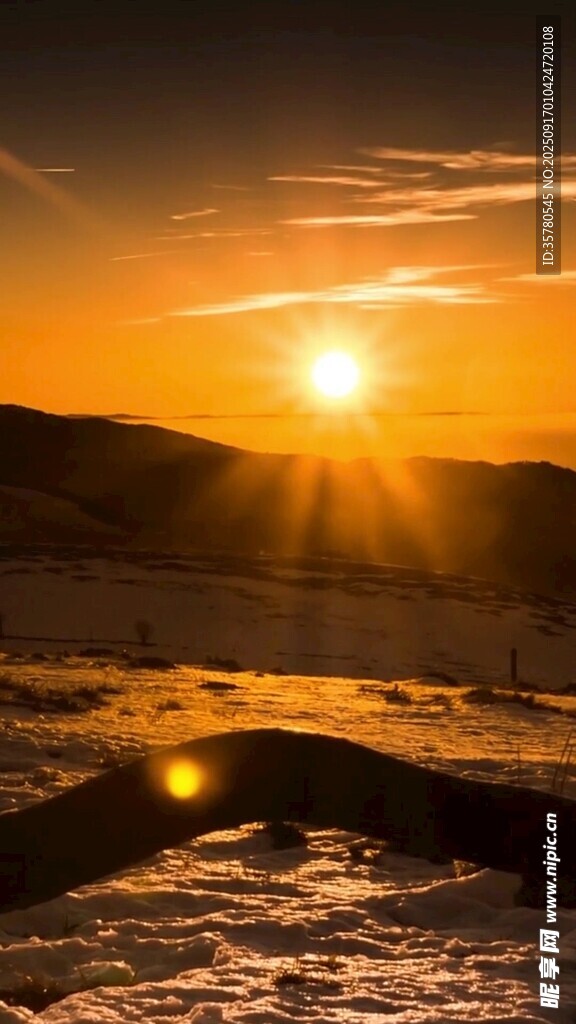 冬日夕陽下的雪地美景