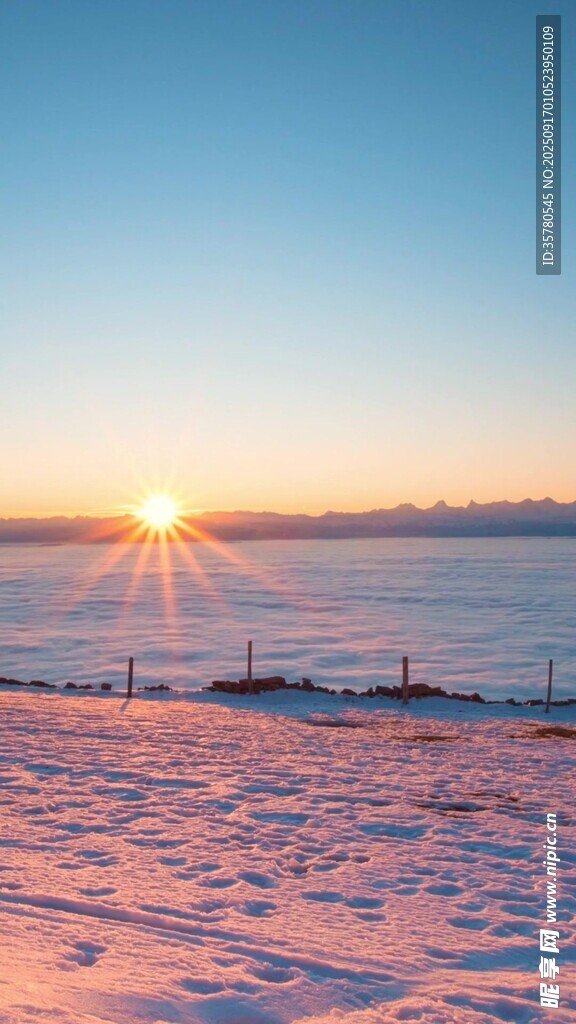 冬日海邊日出雪景
