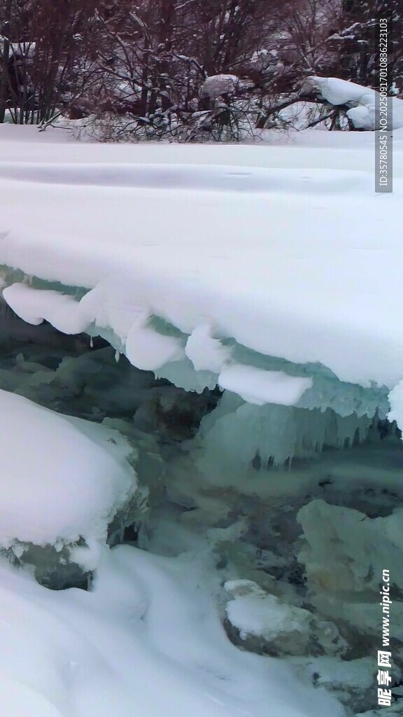 冬日冰雪覆蓋下的清澈流水