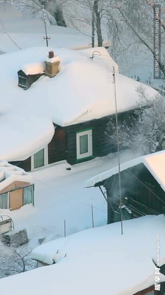 冬日雪景中的溫馨小屋