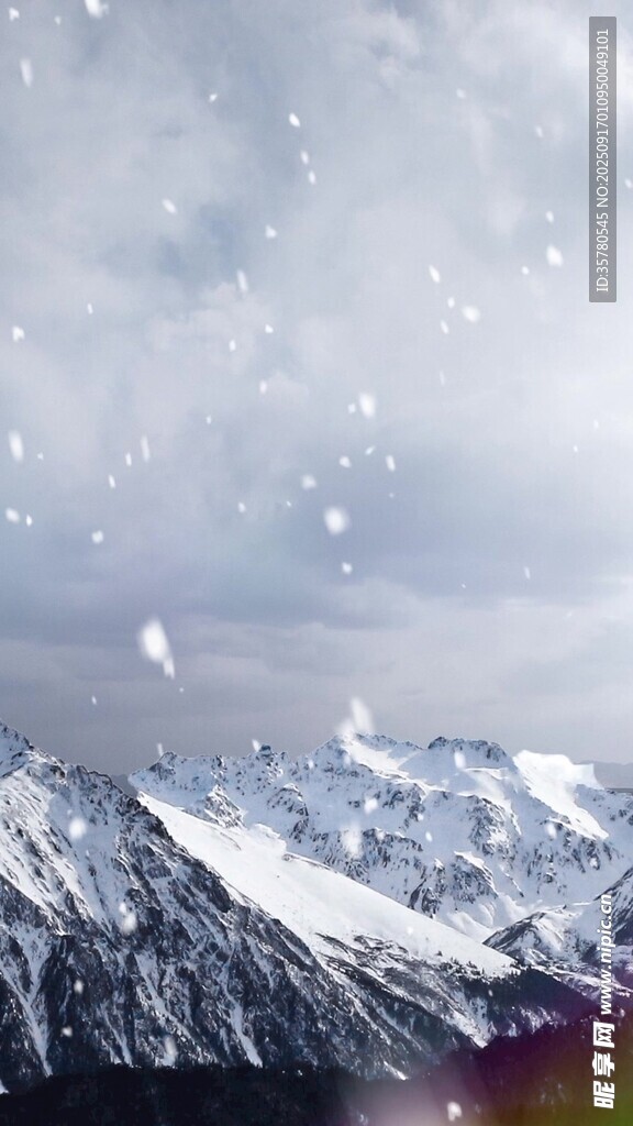 雪山雪景雪花紛飛的美景