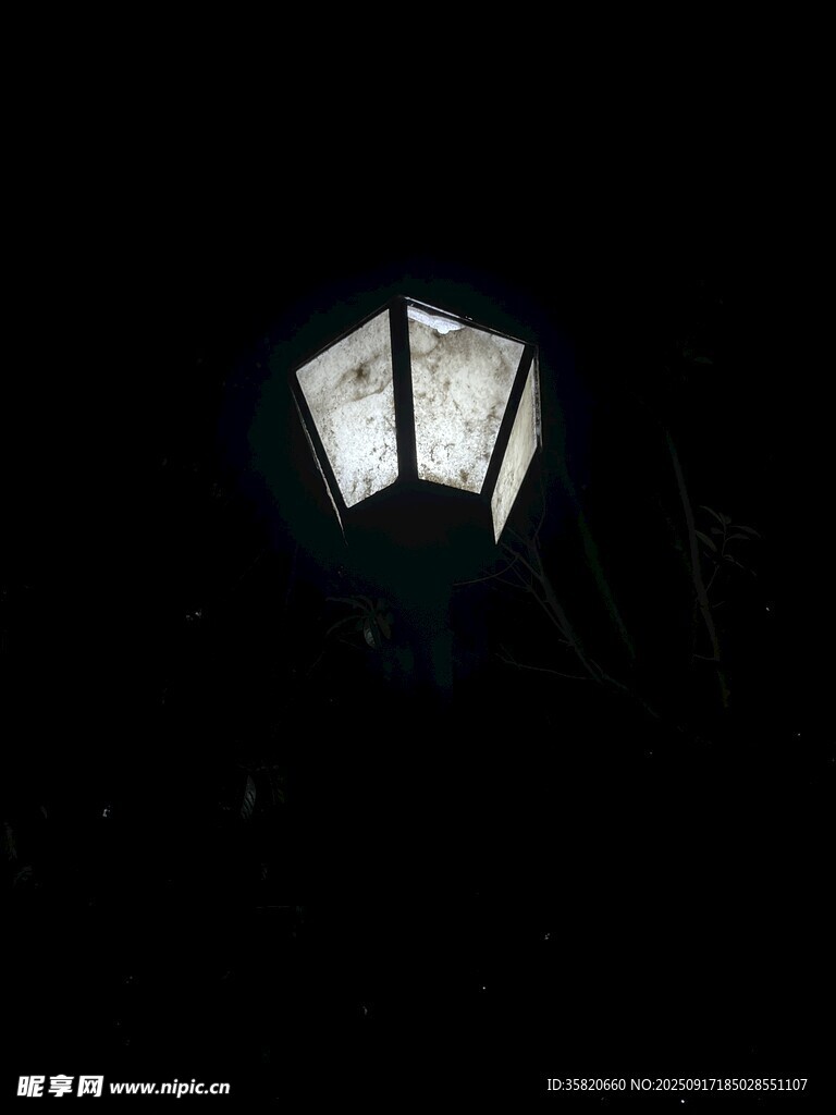 夜晚孤獨(dú)的路燈
