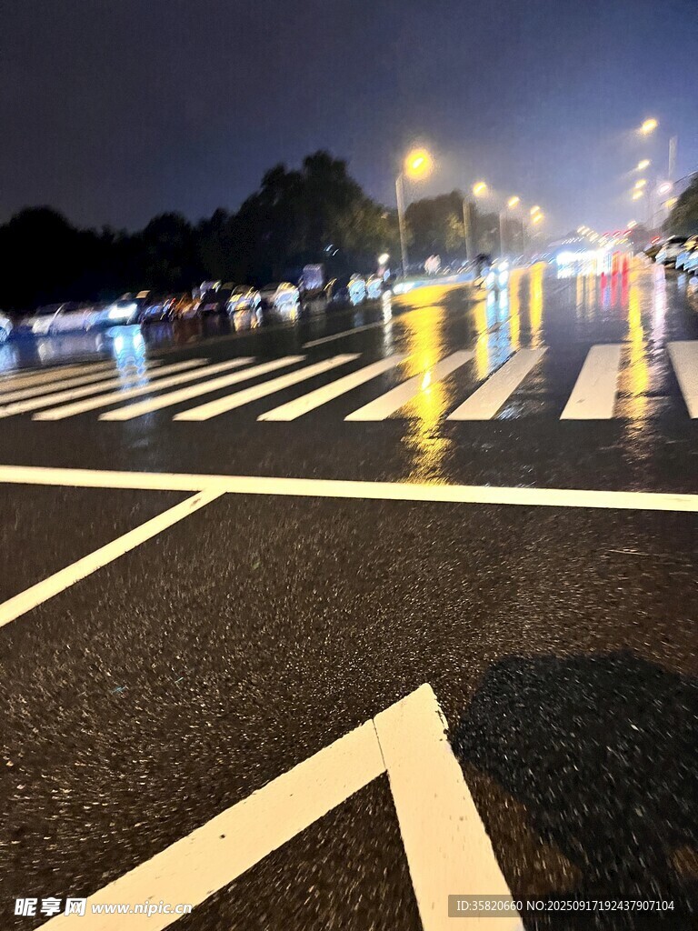 雨夜的街道