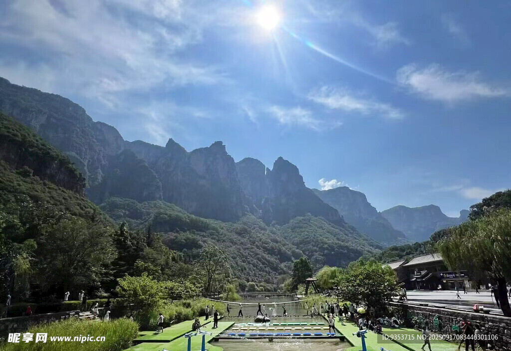 山間美景  陽光照耀的步道